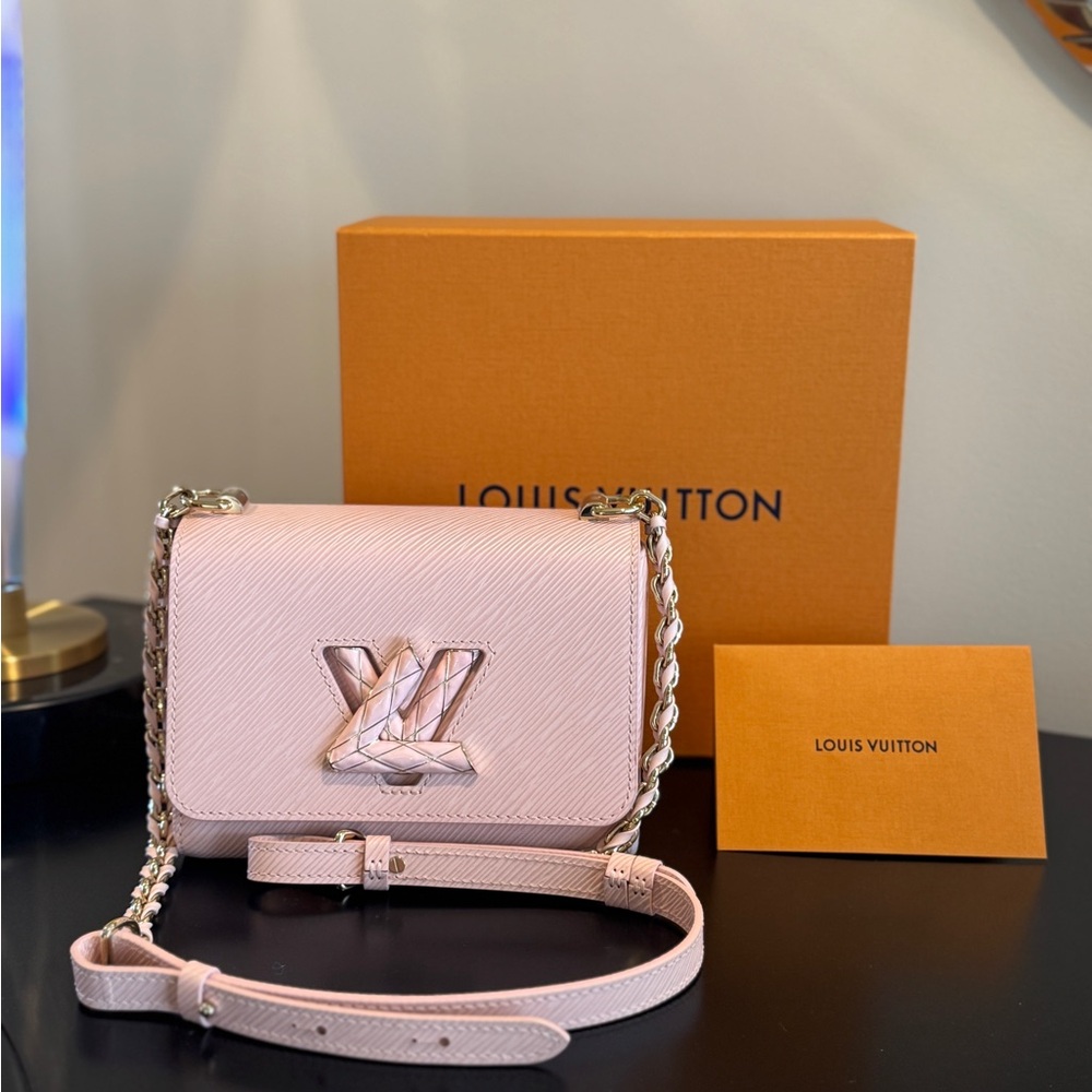 LOUIS VUITTON Twist PM Epi Rose Jasmin Pink. Mint cond. purch 4/24 used once